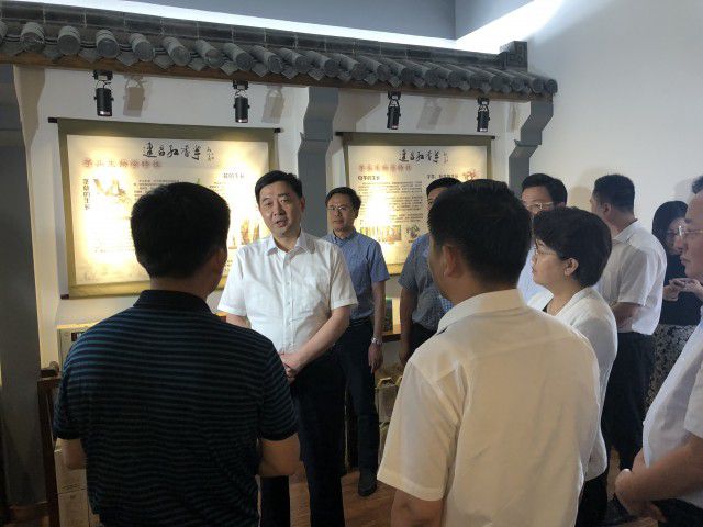汪泉調(diào)研常州傳統(tǒng)特產(chǎn)時(shí)強(qiáng)調(diào):提升特色風(fēng)味影響 擦亮美食文化品牌